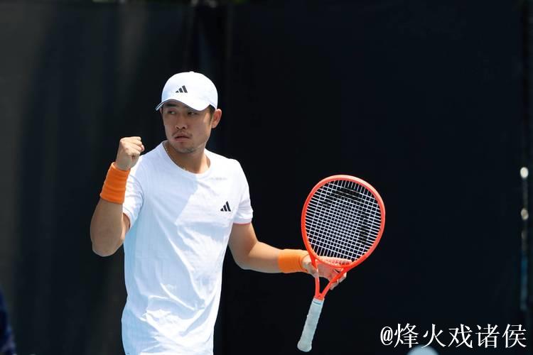 吴易昺澳网正赛首胜!四盘激战成功晋级 吴易昺澳网正赛首胜!四盘激战成功晋级